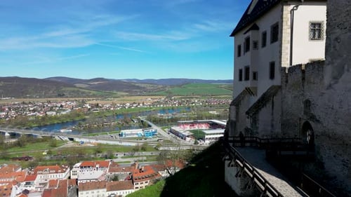 Zumbido vuela a lo largo del castillo de Trencin: vista de la ciudad emblemática de Eslovaquia