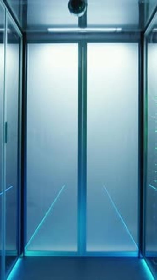 Racks de servidores completos de pasillo largo en un centro de datos moderno