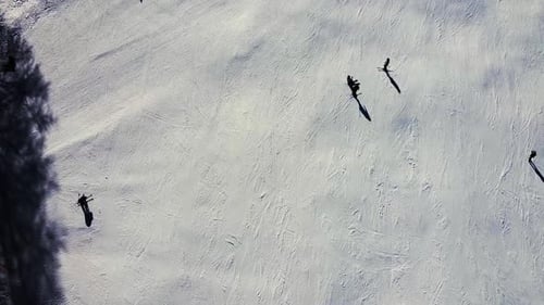 Vue aérienne de haut en bas d'un skieur sur une piste enneigée pendant une journée ensoleillée dans les montagnes grecques