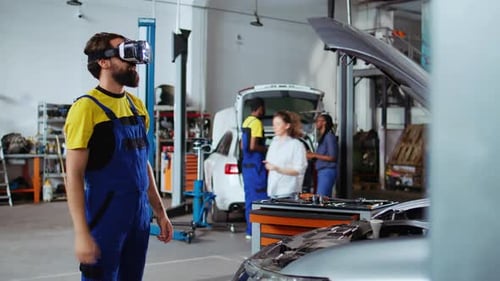 Mitarbeiter im Autoservice nutzt virtuelle Realität