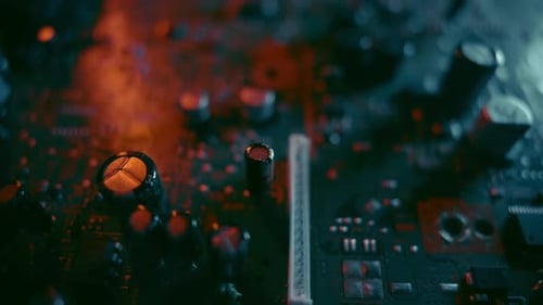 Integrierte Leiterplatte mit Elektronisch Chipbauteil aus Prozessornähe auf der blau gedruckten Leiterplatte