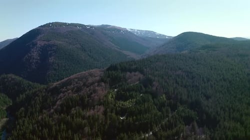 Bratocea Pass, estrada sinuosa nas montanhas romenas, vista aérea rebaixada