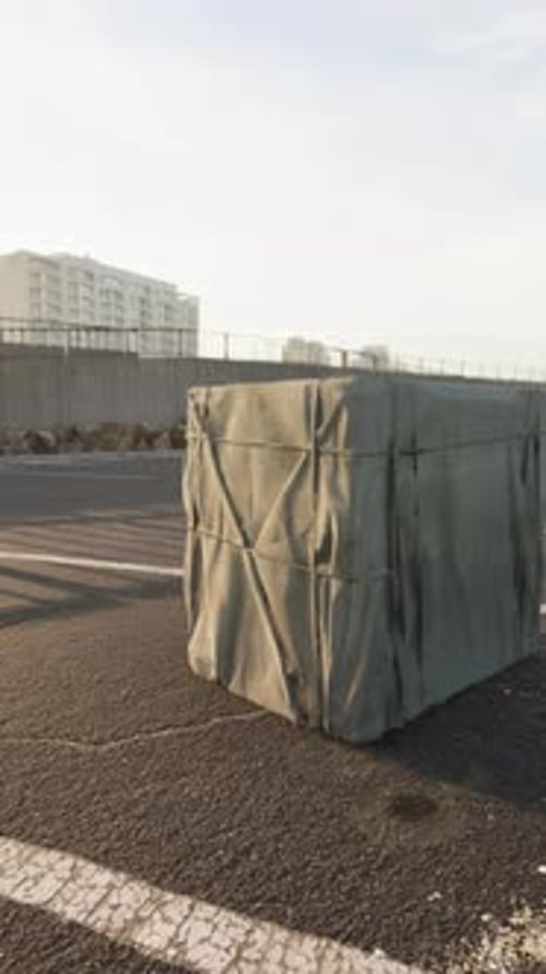 Dynamic Cloth Reveal of a 3D Geometric Cube