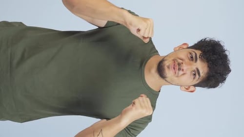 Vídeo vertical de Man aplaudiendo con entusiasmo a la cámara.