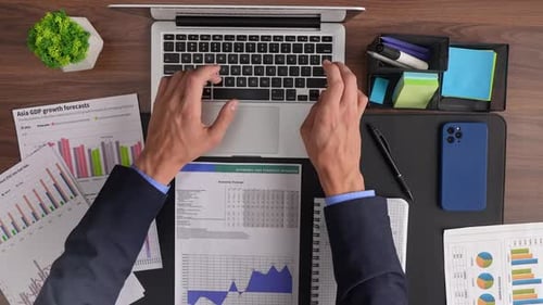 Profissional de negócios analisando dados financeiros em um escritório moderno