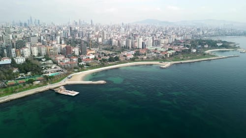 La playa de Glumbra en Estambul, con una vista panorámica de la ciudad y la costa, vuela de regreso
