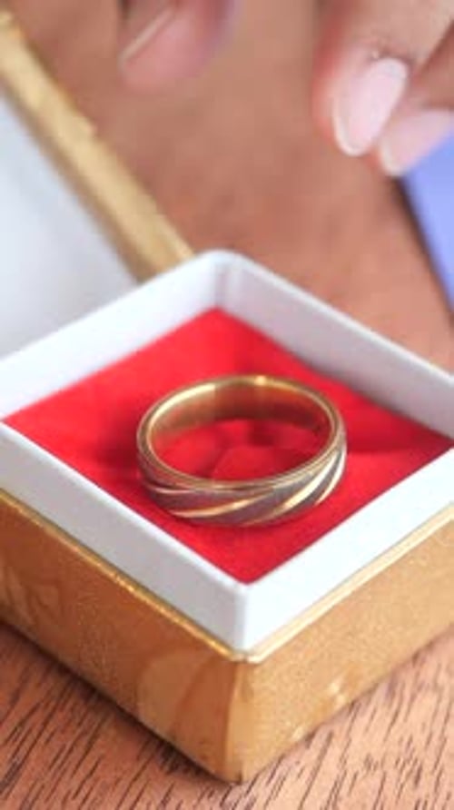 Ein eleganter Goldring, wunderschön präsentiert in einer luxuriösen Geschenkbox mit einer atemberaubenden roten Innenseite