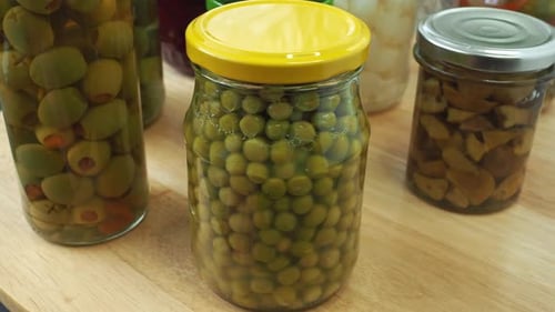 Légumes et champignons en conserve. Nourriture marinée.