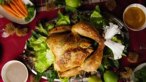 Nourriture à base de dinde sur table pour la fête américaine de Thanksgiving