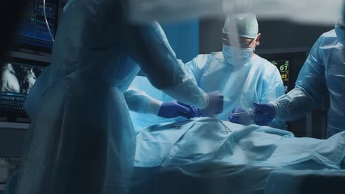 Ein multiethnisches Team von professionellen Chirurgen führt die Operation in einem modernen