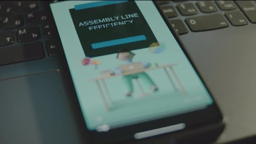 Inscription de l'efficacité de la chaîne de montage sur l'écran du smartphone Présentation graphique du directeur de l'usine