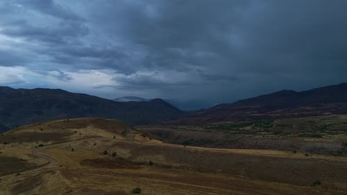 Vue aérienne d'une chaîne de montagnes avec un ciel nuageux