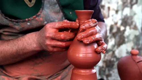 Potier médiéval utilisant les potiers, le volant et les mains, la fabrication de faïences, de moules en argile, de porcelaine, de