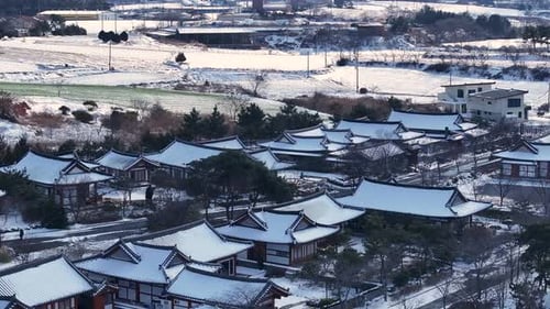 Vista aérea da vila de Snowy Jupo Hanok e da estrada costeira de Hampyeong