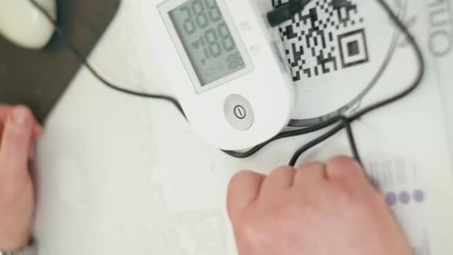 Un gros plan de l'appareil de mesure de la pression qui comprend