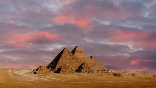 Zeitraffer des Sonnenuntergangs im Pyramidenkomplex von Gizeh in Kairo, Ägypten