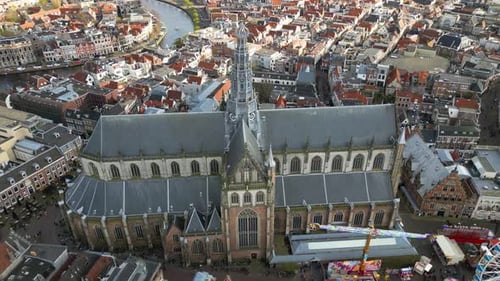Vue Drone de la Grote Kerk ou de l'église Saint-Bavokerk à Haarlem, Pays-Bas