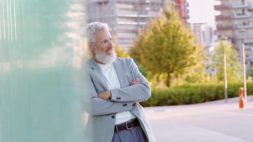 Retrato de anciano de negocios senior sonriente feliz con traje de pie al aire libre