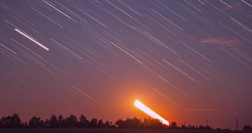 Sonnenaufgang, Spur der Sonne über ländlicher Landschaft, Hyperlapse, ungewöhnlicher, erstaunlicher Sonnenaufgang, natürlicher Hintergrund