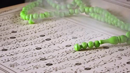 Religion Das Buch des Islam Koran und Rosenkranzperlen 2