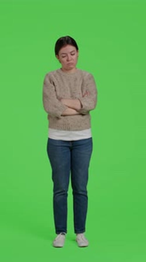 Vertikale Frontansicht eines entmutigten Mädchens, das sich traurig und unzufrieden benimmt