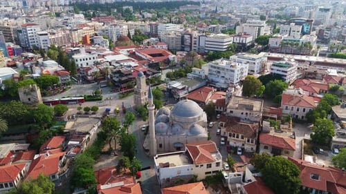 Vol en drone au-dessus de la mosquée historique en pierre et des toits rouges traditionnels de la vieille ville de Kaleici. Scénic