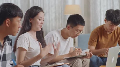 Groupe d'adolescents asiatiques étudiant sur un ordinateur portable à la maison. Suivre un cours en ligne, une fille expliquant