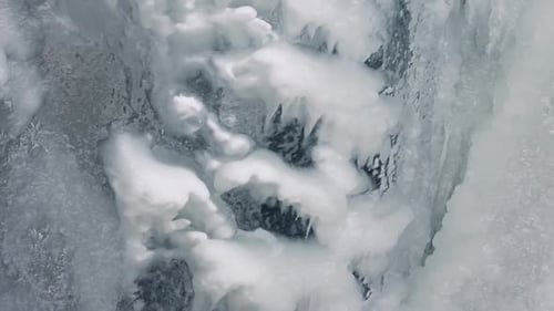 Eisiger Wasserfallbach im Winterwunderland