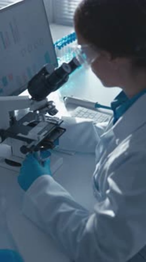 In diesem Video analysiert ein Virologieforscher Gewebeproben mit mikroskopischen Techniken auf Viren