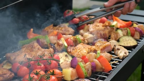 Barbecue-Fleisch und Gemüse werden auf dem Grill gebraten Selective Focus