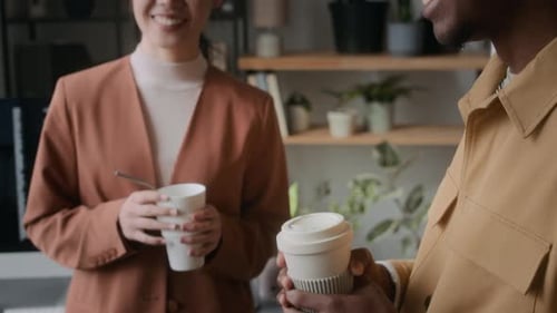 Büroangestellte plaudern und lachen während der Kaffeepause