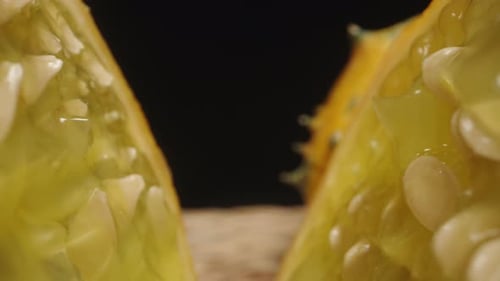 La caméra passe à travers les deux moitiés d'un Kiwano tranché, un concombre africain à pointes. Prise de vue macro