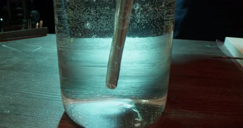 Männlicher Goldschmied von Crop reinigt Silber im Ultraschall mit Wasser