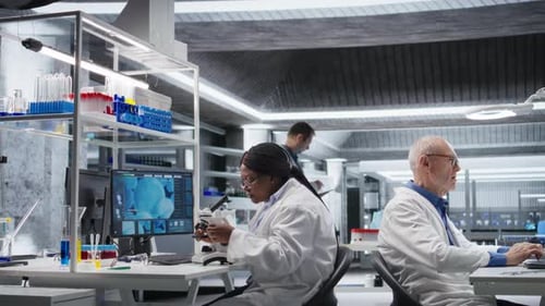 Pesquisadora negra estuda amostras de biologia molecular em um laboratório