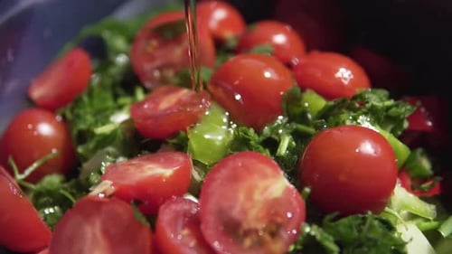 Frischer Tomaten-Gurken-Salat mit Olivenöl