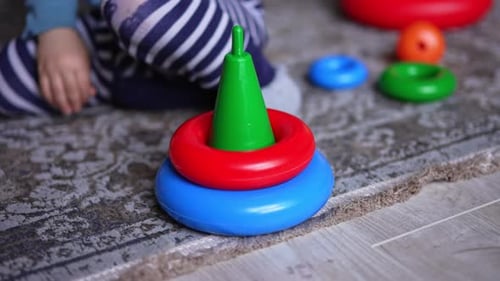 Kleine helle Spielzeugpyramide ohne Oberteile. Nahaufnahme.