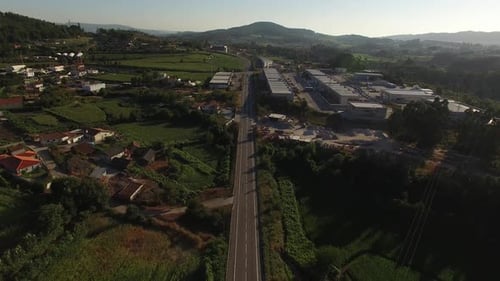 Voitures Conduisant Le Long D'une Route De Campagne Panoramique Avec Drone
