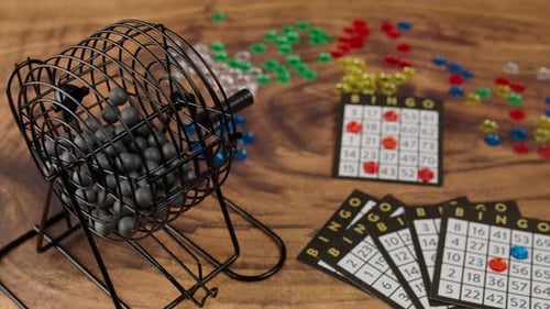 Bingo-Spiel mit Brettern und bunten Chips, Kamerabewegung von links nach rechts