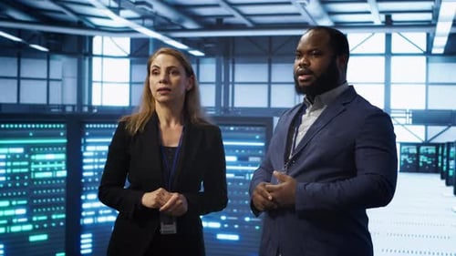 Teamarbeitende Kollegen schauen sich Hologramme im Rechenzentrum an und arbeiten zusammen