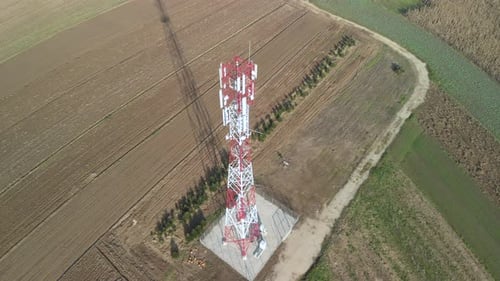 Foto aérea de arriba hacia abajo de la torre de la red de telecomunicaciones 5G