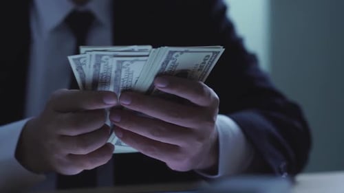 Vista aproximada das mãos do empresário contando dólares, pagamento em dinheiro, conceito de negócio de sucesso