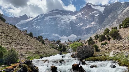 Landschaft mit einem schnellen Gebirgsfluss, der zwischen felsigen Steinen fließt