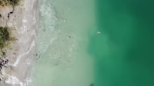 un homme profite et nage dans les eaux de la mer Morte en Israël