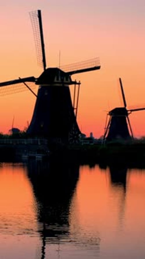 Moulins à vent à Kinderdijk en Hollande au coucher du soleil aux Pays-Bas