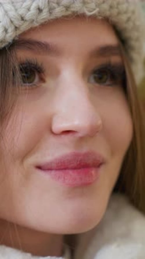 Gros plan d'une femme élégante en bonnet tricoté avec lumière douce et bokeh