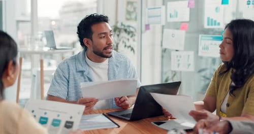 Цифровой маркетинг, ноутбук или команда с документами на совещании по метрикам KPI