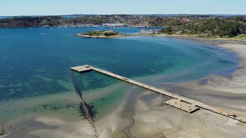Vista aérea do cais balnear de Askimsbadet que se estende até o mar azul, perto de Gotemburgo