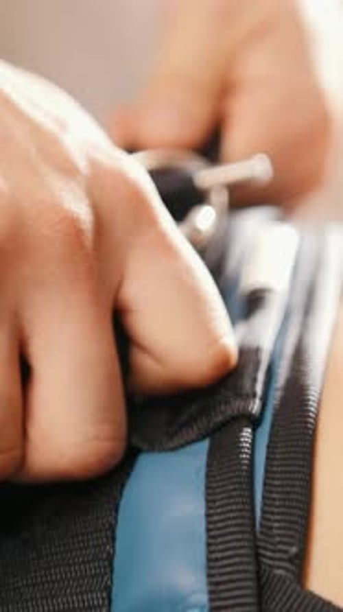 Le médecin chiropraticien asiatique réalise la procédure : étirement de la colonne vertébrale, alternative chiropratique