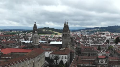 Clochers de la cathédrale de Saint-Jacques-de-Compostelle, paysage urbain, Espagne. Vue aérienne par Drone