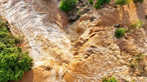 Drone capture l'inondation d'une cascade Théâtrale
